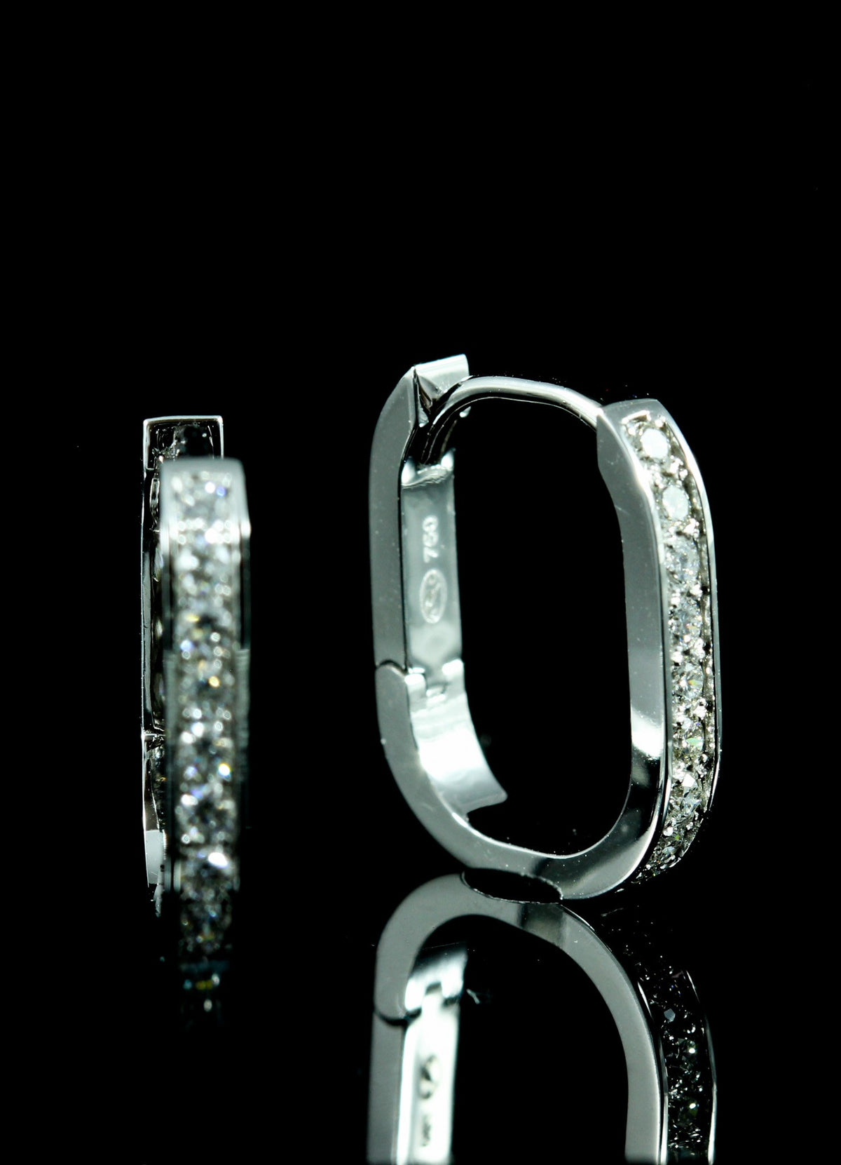 Paire de créoles or blanc sertie de diamants