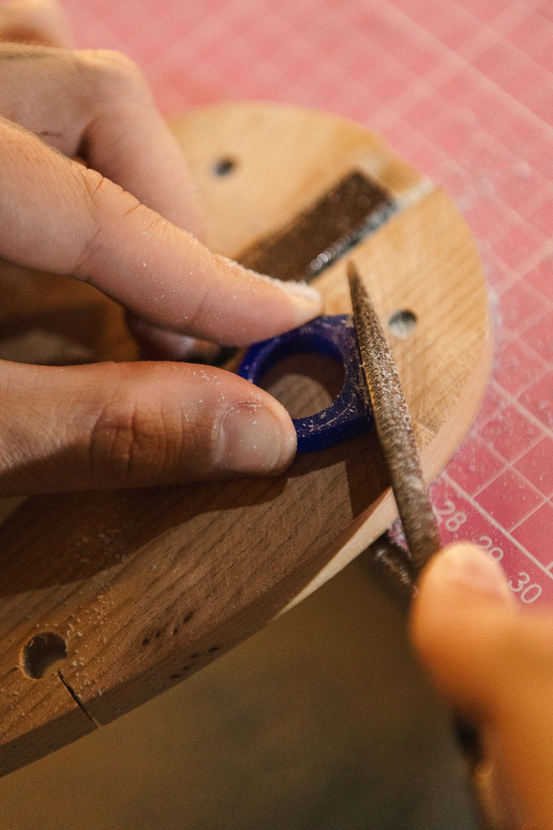 Bague en cire limée à la main sur la cheville de l'établi