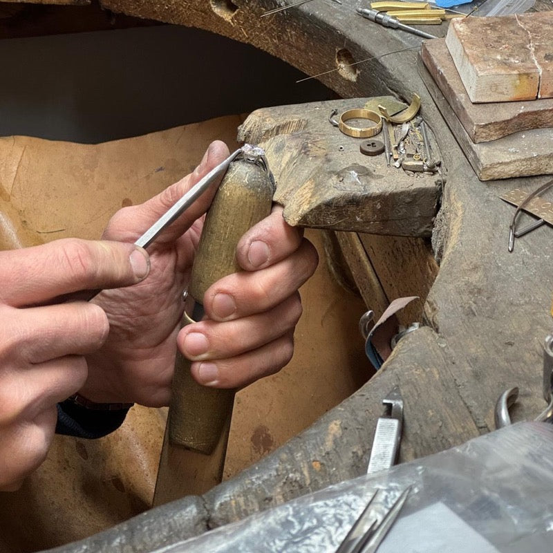 Sertissage du diamant : rabattage des griffes à la cheville