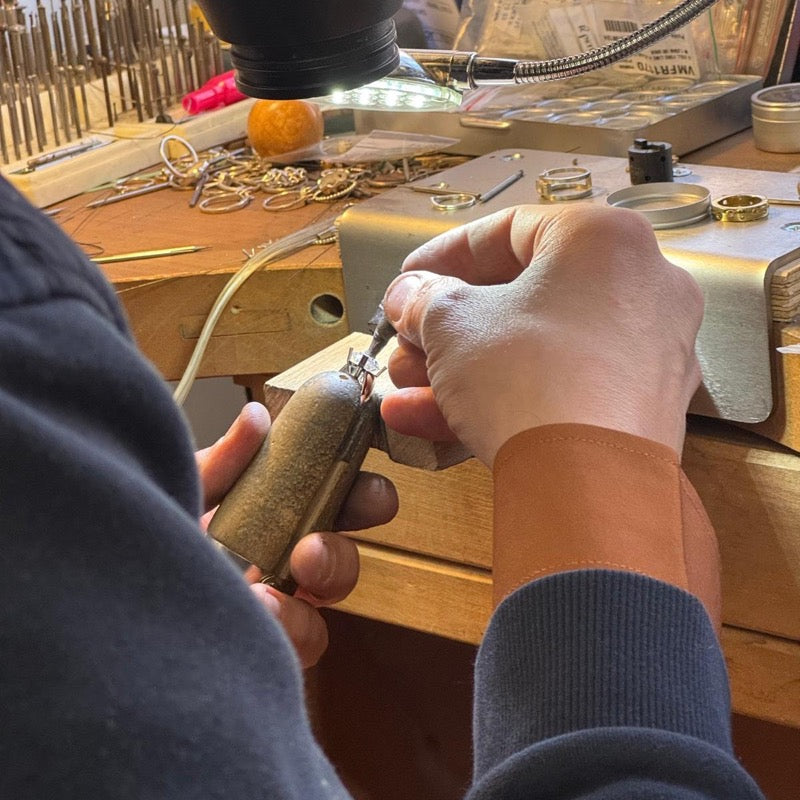 Finitions et contrôle sous le microscope à l'atelier